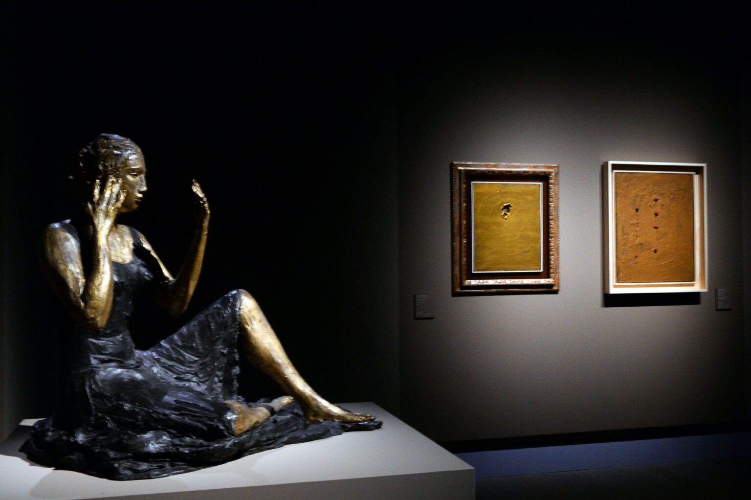 Nell’immagine, in primo piano: Lucio Fontana, “Signorina seduta”, 1934, Milano, Museo del Novecento, bronzo colorato, cm 84 x 103 x 83, esposta alla mostra “Il Genio di Milano”, alle Gallerie d’Italia